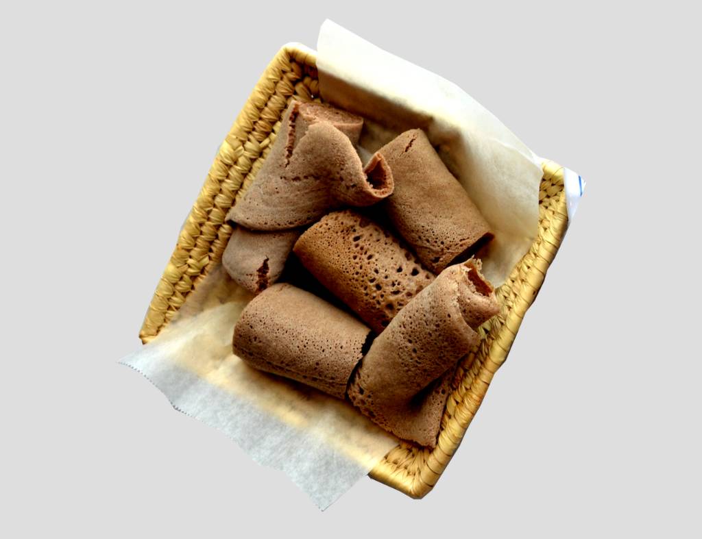 Injera servita a tavola