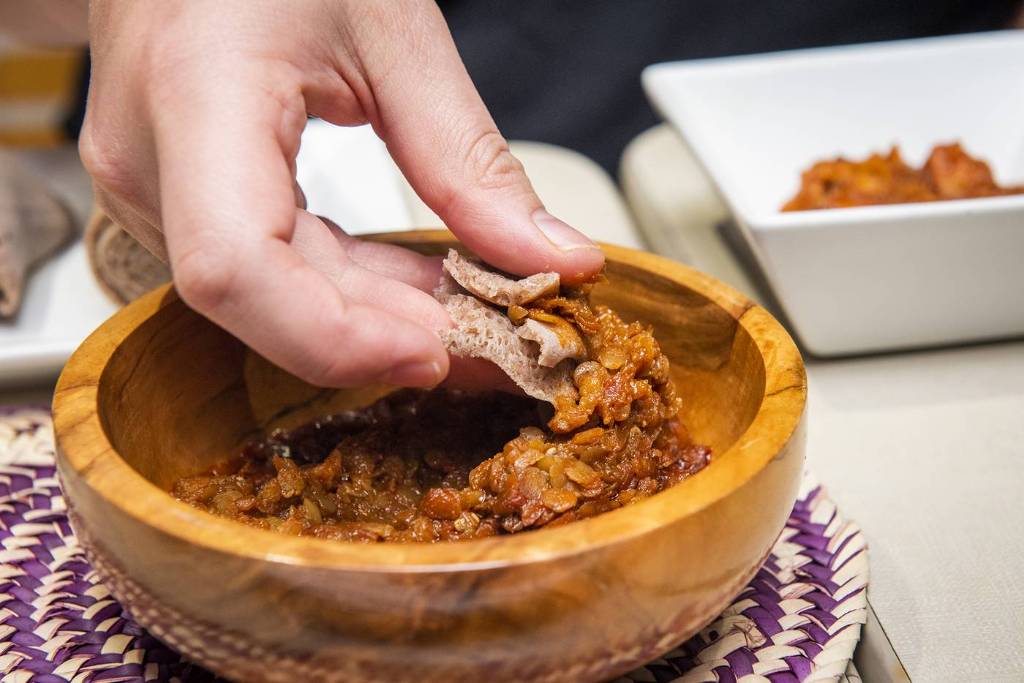 Mangiare con le mani dal vassoio condiviso