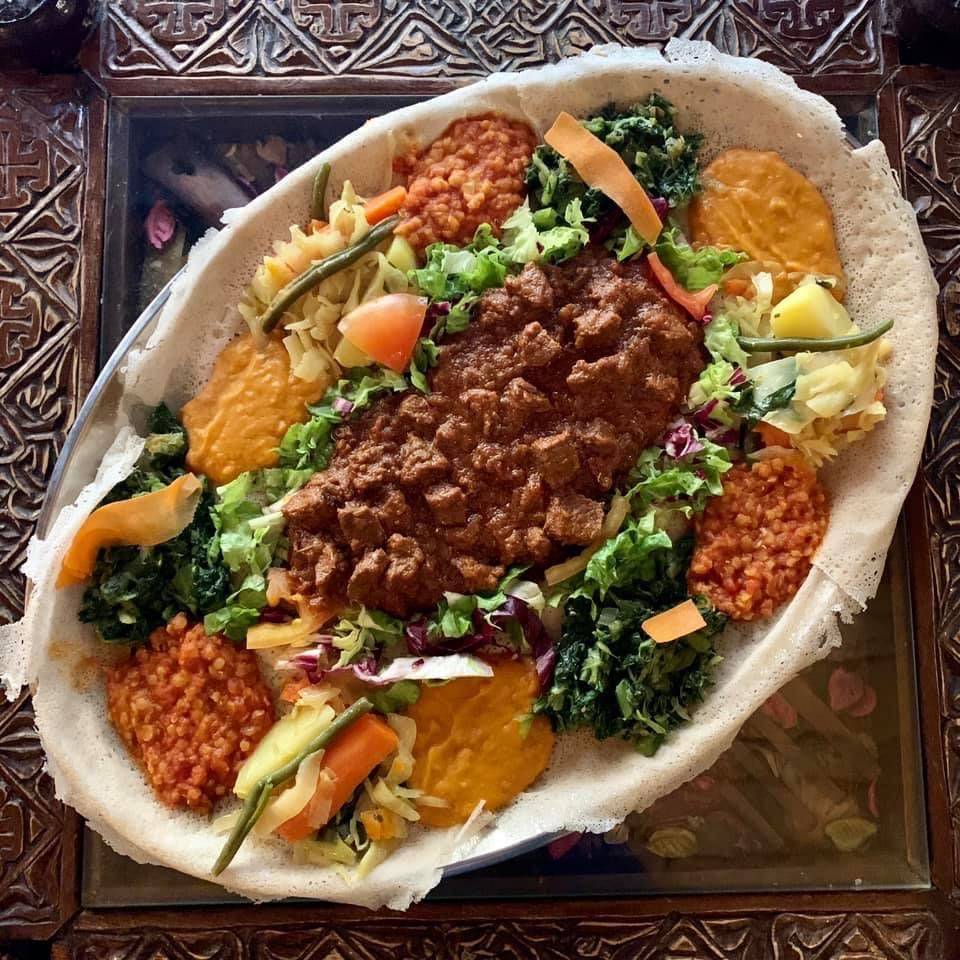 Zighinì di manzo sull’injera, piatto eritreo da condividere
